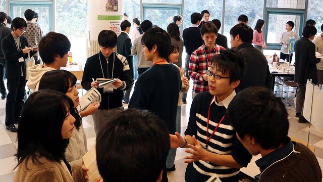 OBOGのもとに大きな輪ができることもしばしば