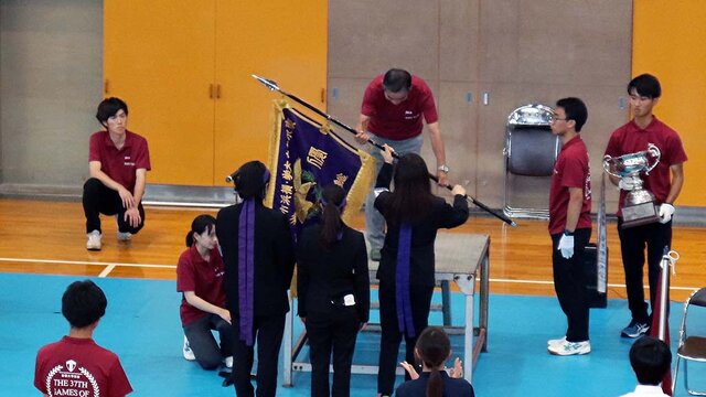 優勝旗・賞状・優勝杯を受け取る本学体育会本部委員長ら