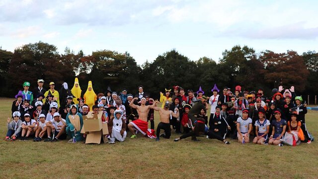 ハロウィンにちなみコスプレをして参加したメンバーの集合写真