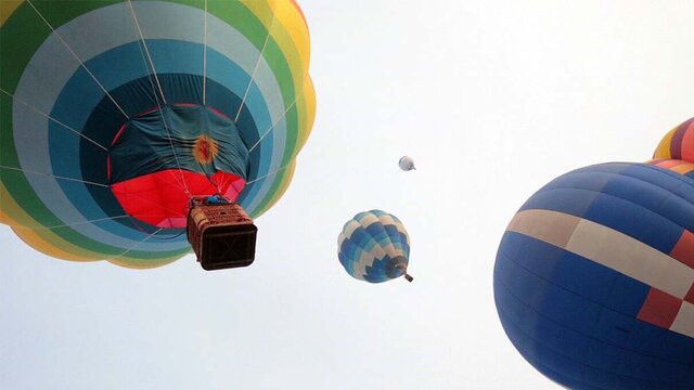 気球がたくさん空を飛ぶ様子、とてもきれいです！