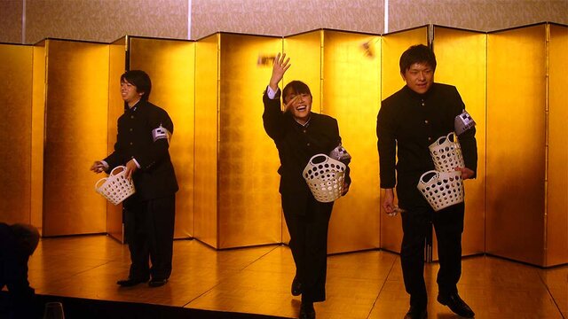 豆まきをするリーダー部の皆さん