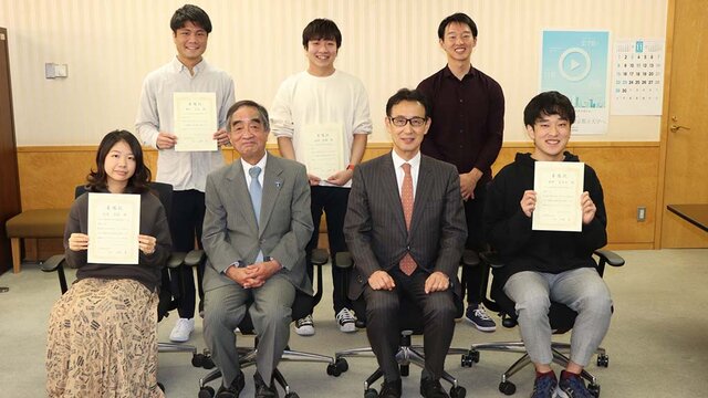 学生広報チーム集合写真
※集合写真撮影時のみ、マスクを外しています。