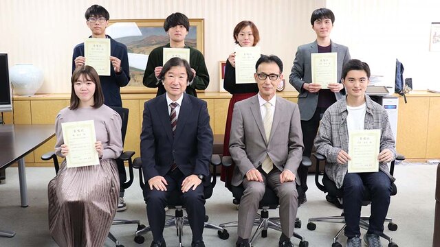 学生広報チーム集合写真
（※集合写真撮影時のみ、マスクを外しています。）