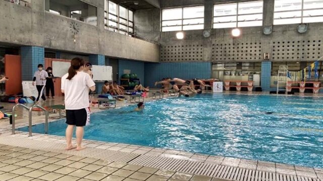 屋内プールで練習に励む水泳部の皆さん