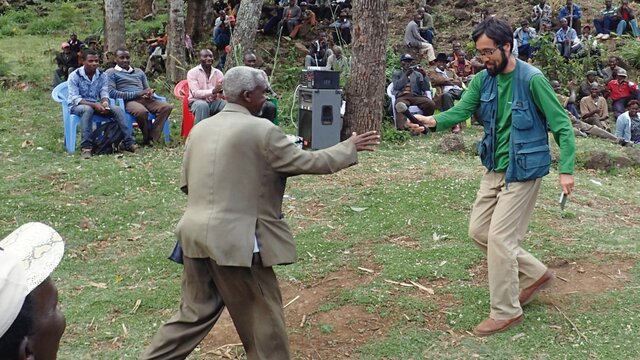 滞在目的の説明を兼ねた挨拶を終えて（イゲンベ地方、2016年）