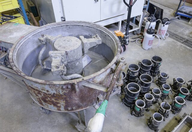 さながら土木工事の現場を思わせる大学施設内の実験器具