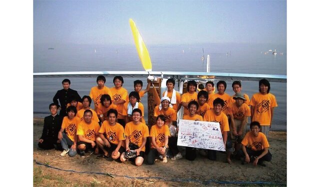 当時の鳥人間部T-MIT集合写真（1列目中央が本人）