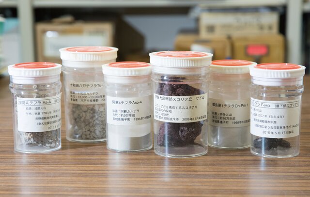 浅間山や阿蘇山など、全国各地で採取した火山灰 