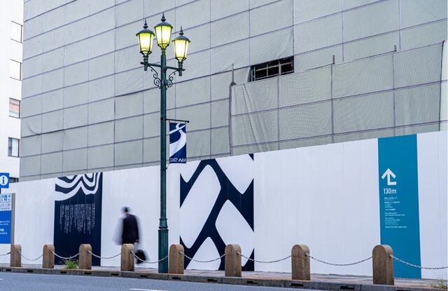 フラッグの要素を取り入れながら大きさを活かした仮囲いデザイン