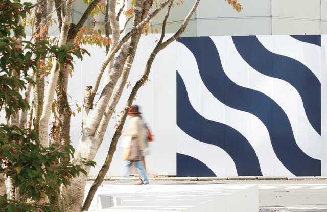 フラッグの要素を取り入れながら大きさを活かした仮囲いデザイン