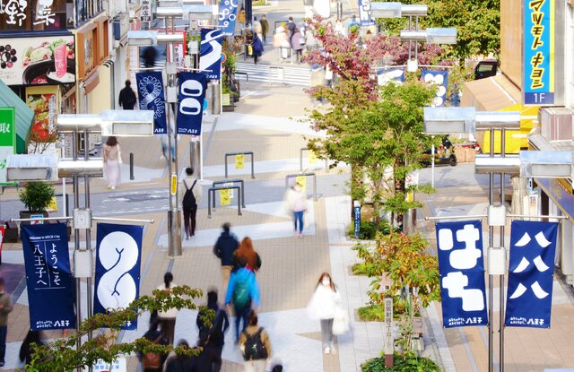 八王子駅前の街並みに掲出されたフラッグ