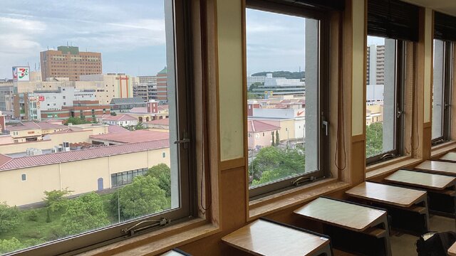 1号館3階の教室から見た南大沢の駅前の風景