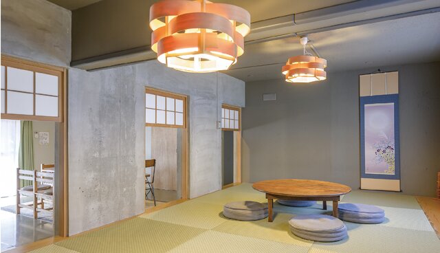 右：「よるダイバー」ポスター、左：「バリアフリーチェック講習会」の様子