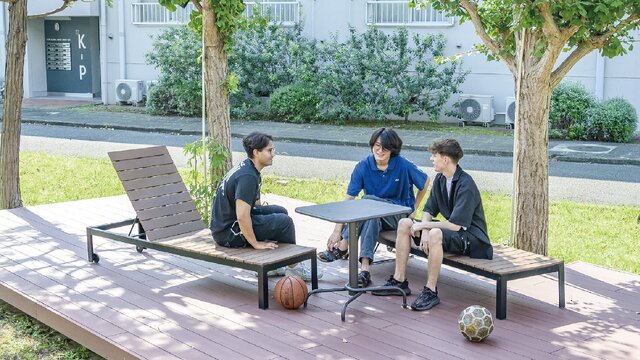 右：「よるダイバー」ポスター、左：「バリアフリーチェック講習会」の様子