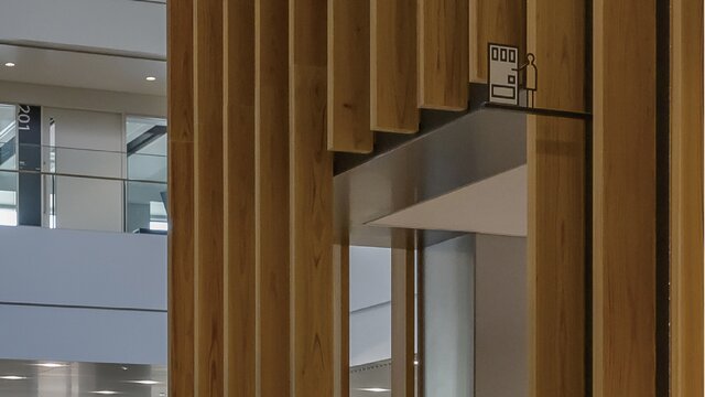 自販機エリアに使用されている木材