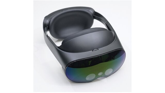 装着するヘッドマウントディスプレイ