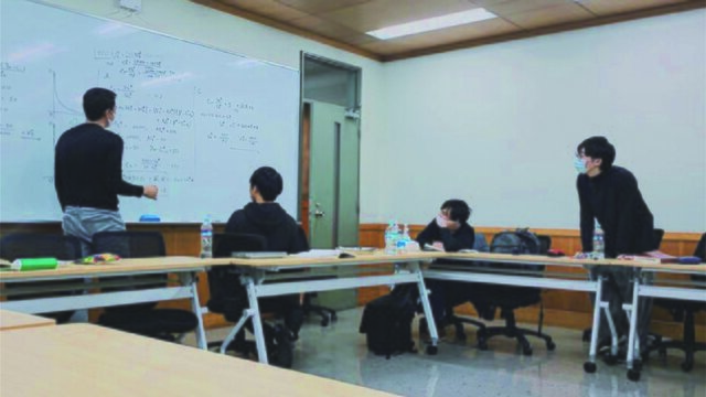 練習問題に取り組むゼミ学生の様子
