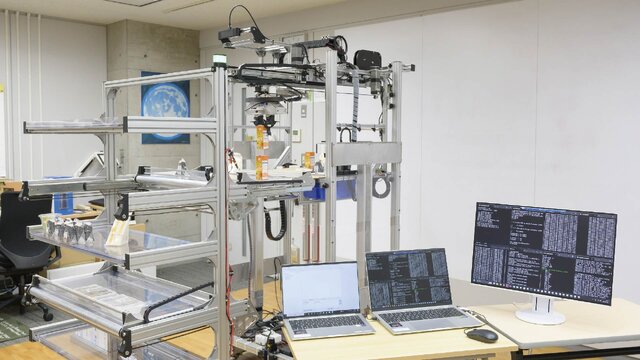 「上から商品を掴む」という特徴を持つロボットの画像1