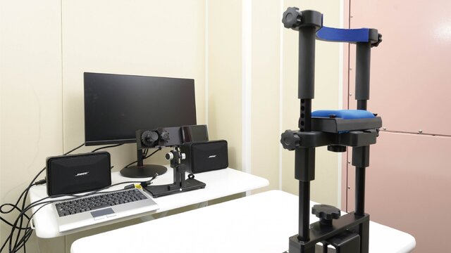 被験者の視線の動きや瞳孔径の変化をリアルタイムで測定する装置「アイトラッカー」