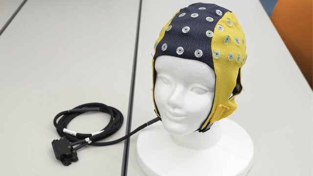 脳波計の電極とキャップ。脳波計測はfMRIに比べて低コストで行える